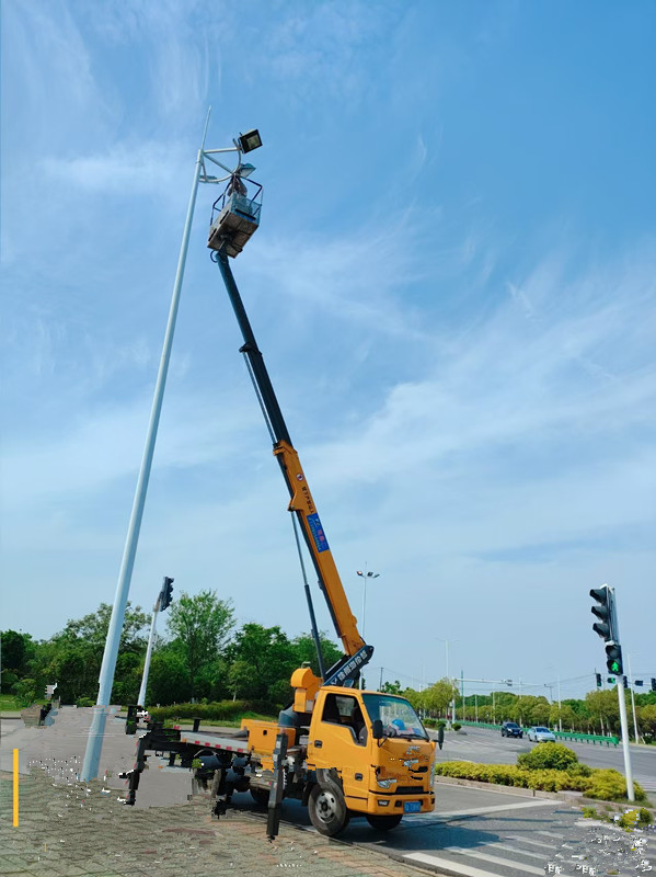 22米直臂登高車(chē)路燈檢修施工現(xiàn)場(chǎng)
